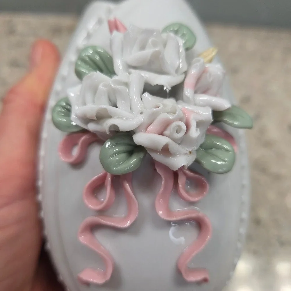 Vintage Silvestri Handcrafted Porcelain Egg‎ Bud Vase Easter Wht Pink Roses 4.5